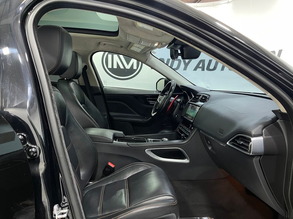 2020 Jaguar F-PACE Image 31