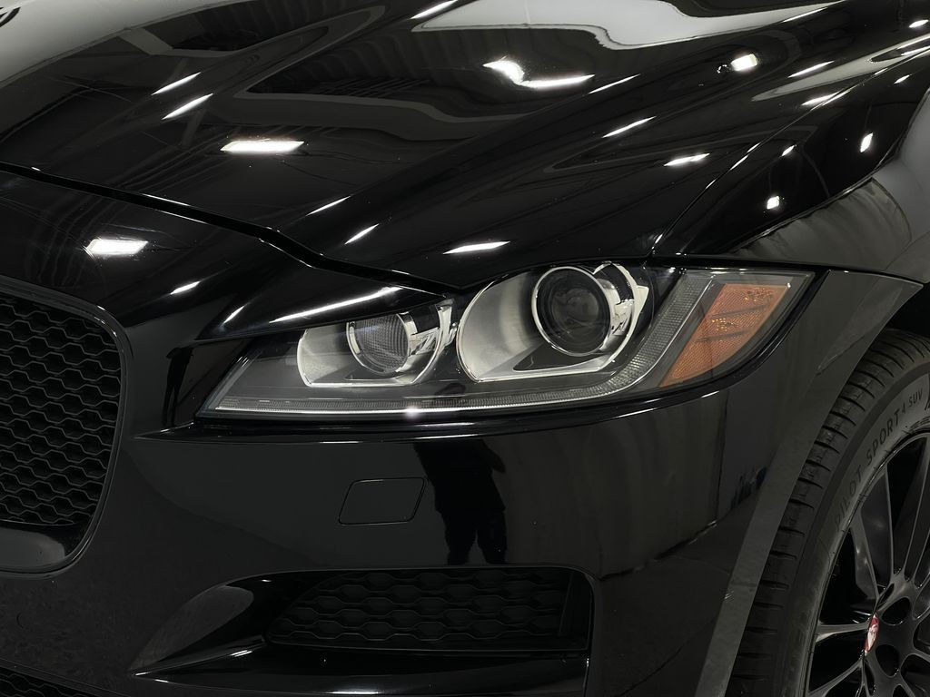 2020 Jaguar F-PACE Image 32