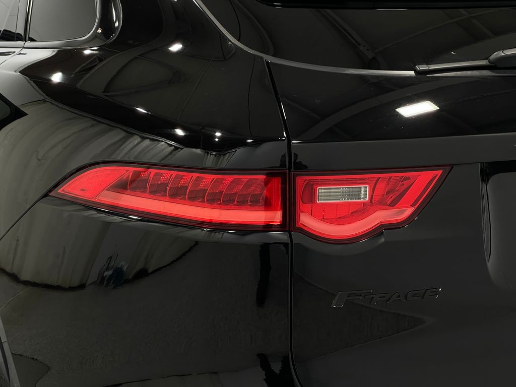 2020 Jaguar F-PACE Image 33