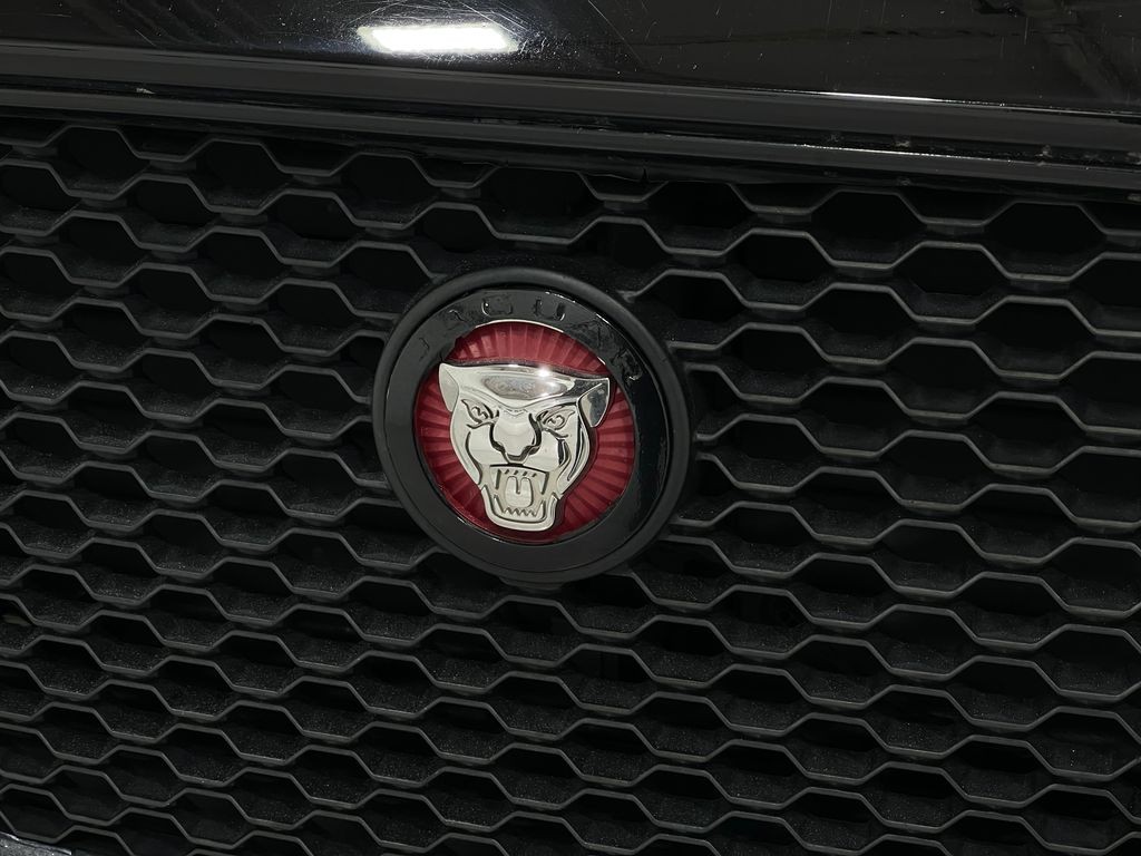 2020 Jaguar F-PACE Image 37