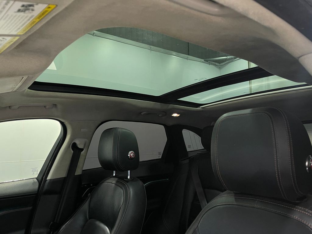 2020 Jaguar F-PACE Image 11