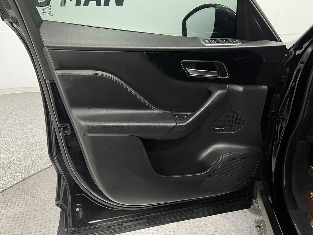 2020 Jaguar F-PACE Image 15