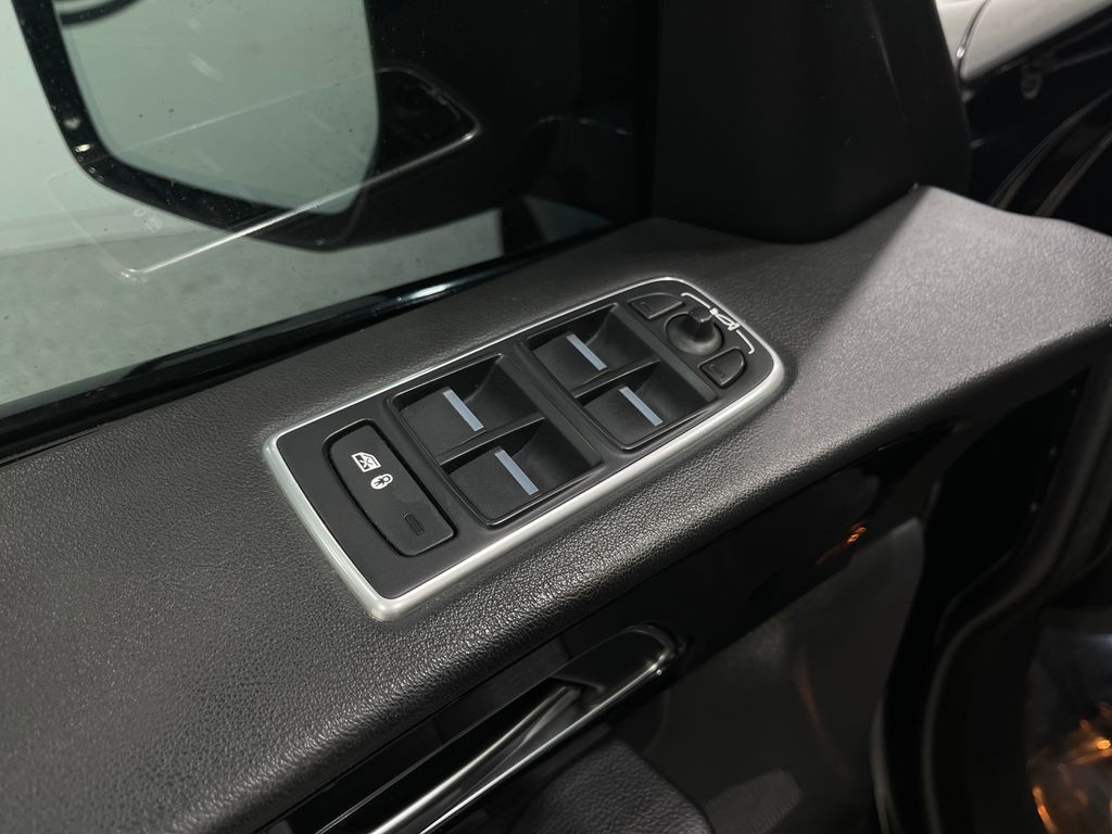 2020 Jaguar F-PACE Image 16