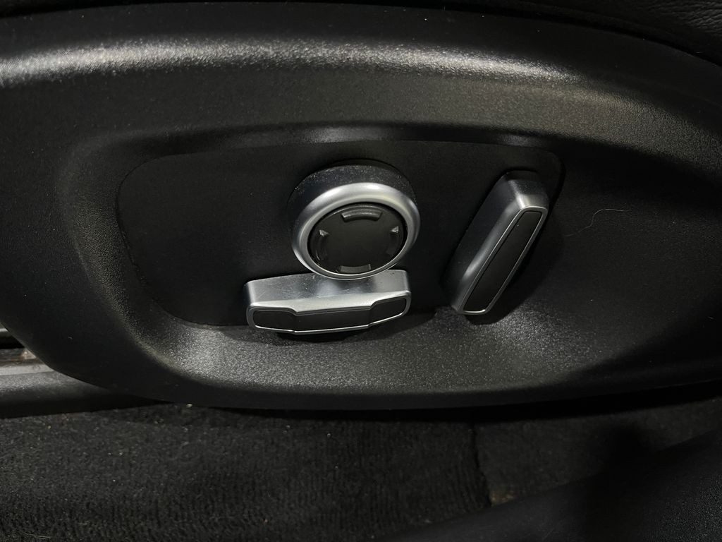 2020 Jaguar F-PACE Image 18