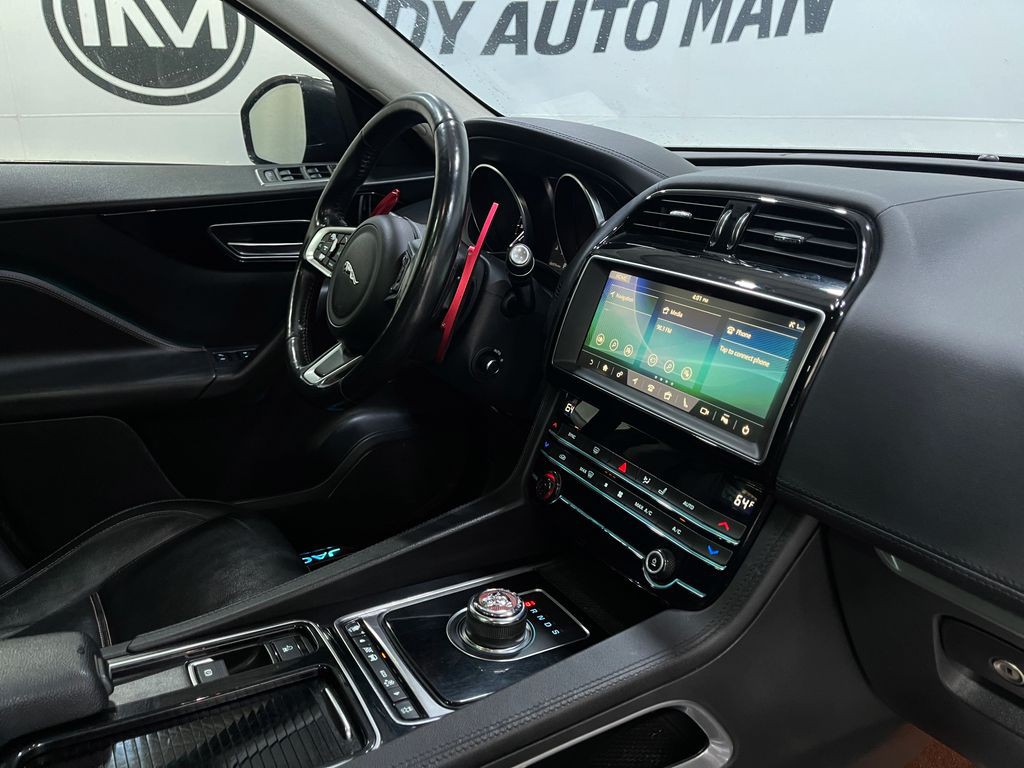 2020 Jaguar F-PACE Image 21