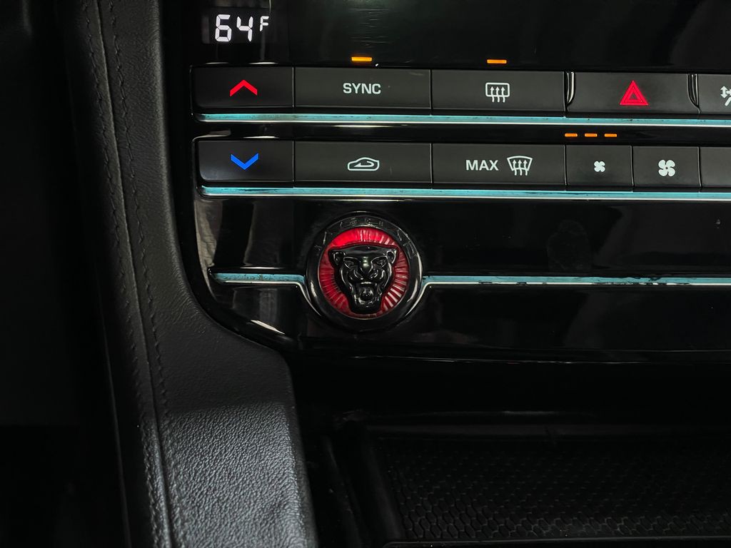 2020 Jaguar F-PACE Image 22