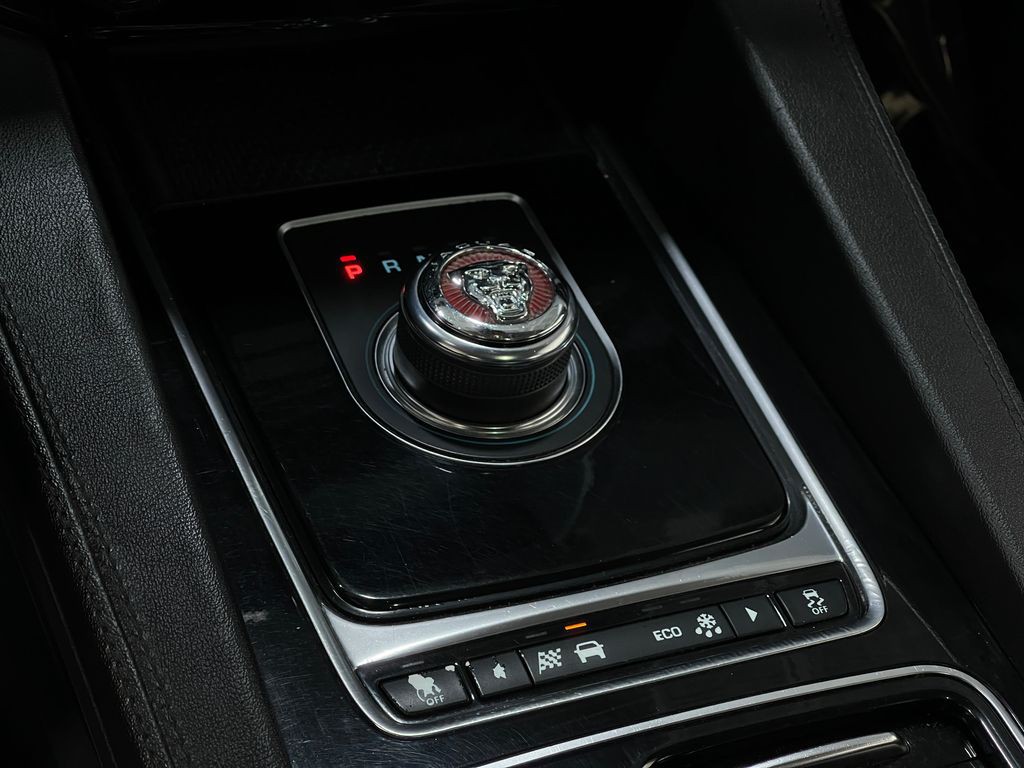 2020 Jaguar F-PACE Image 30