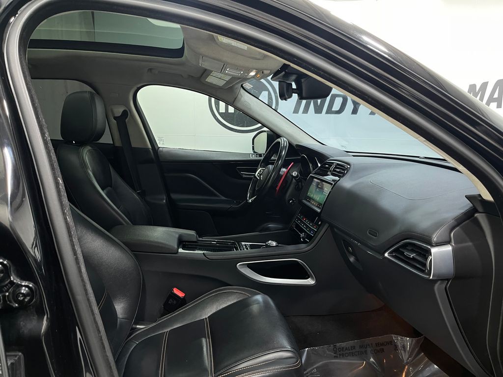 2020 Jaguar F-PACE Image 33