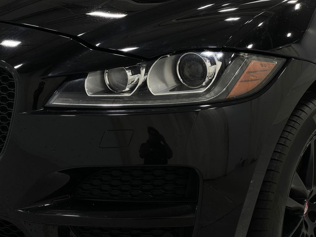 2020 Jaguar F-PACE Image 34