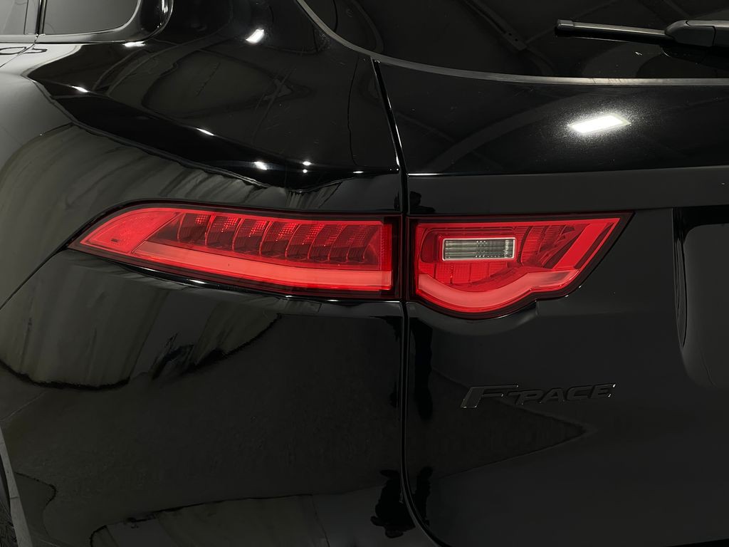 2020 Jaguar F-PACE Image 35