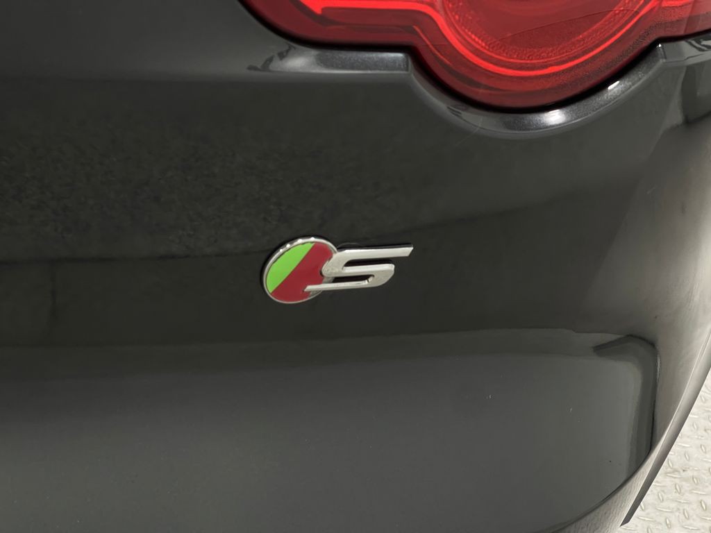 2016 Jaguar F-TYPE Image 38