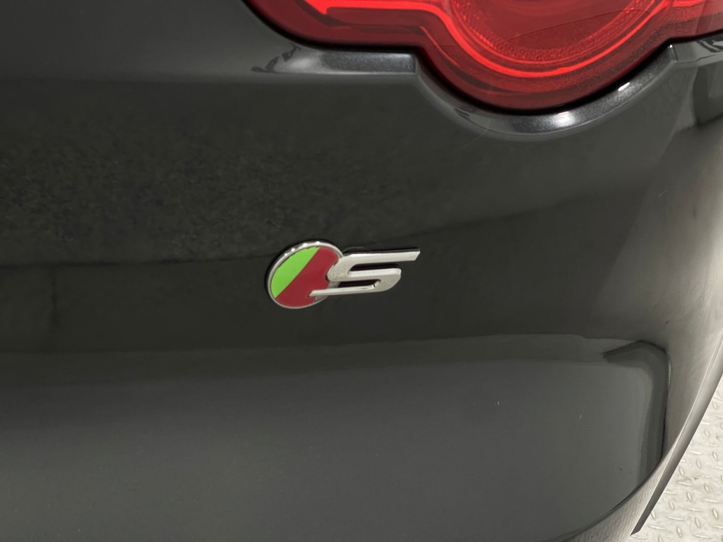 2016 Jaguar F-TYPE Image 38