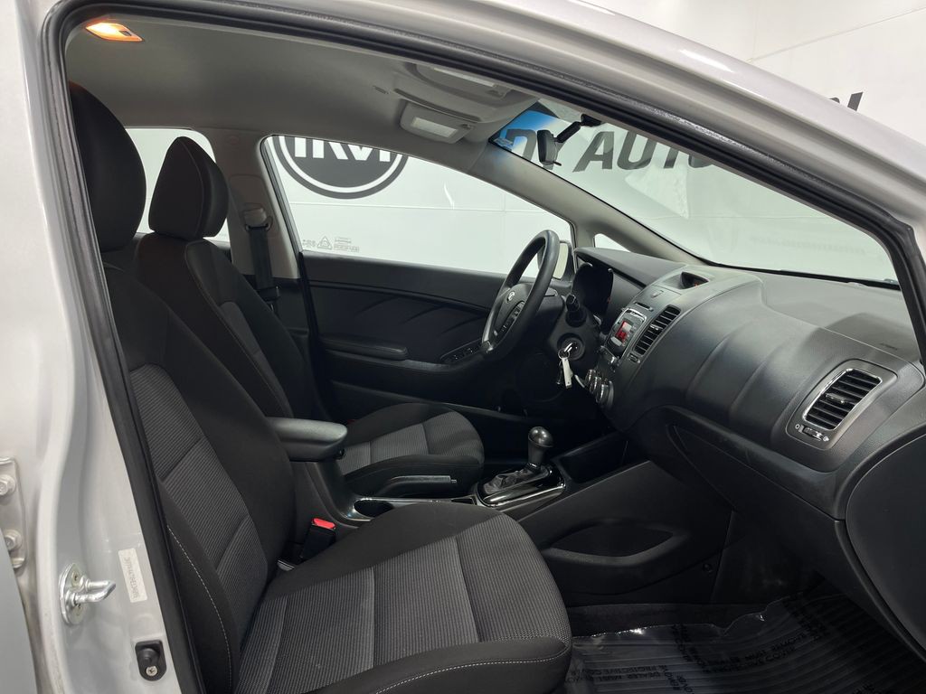 2017 Kia Forte Image 28