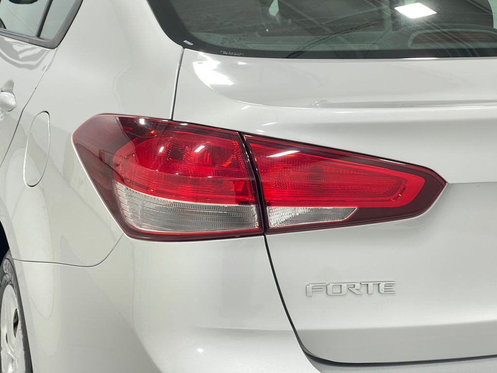 2017 Kia Forte Image 30
