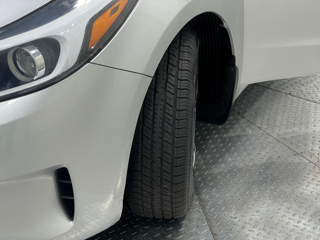 2017 Kia Forte Image 32