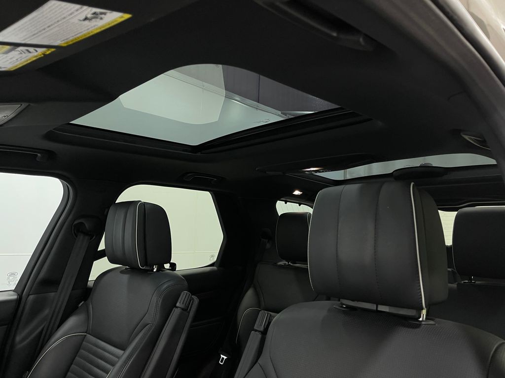 2019 Land Rover Discovery Image 12