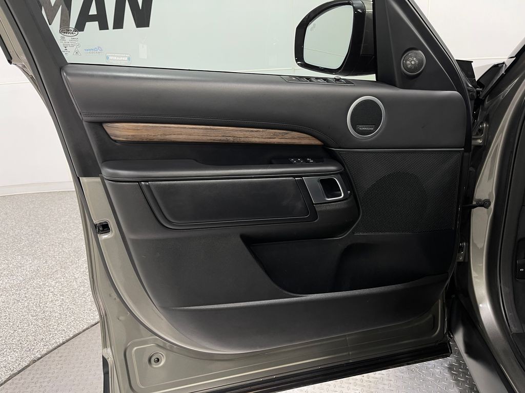 2019 Land Rover Discovery Image 16
