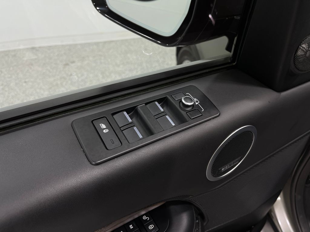 2019 Land Rover Discovery Image 17