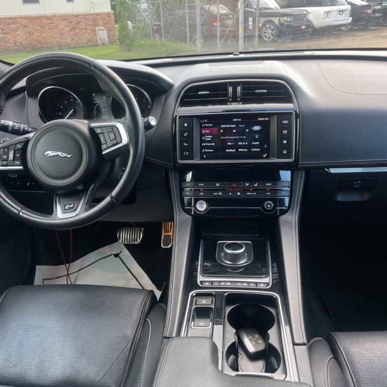 2018 Jaguar F-PACE Image 10
