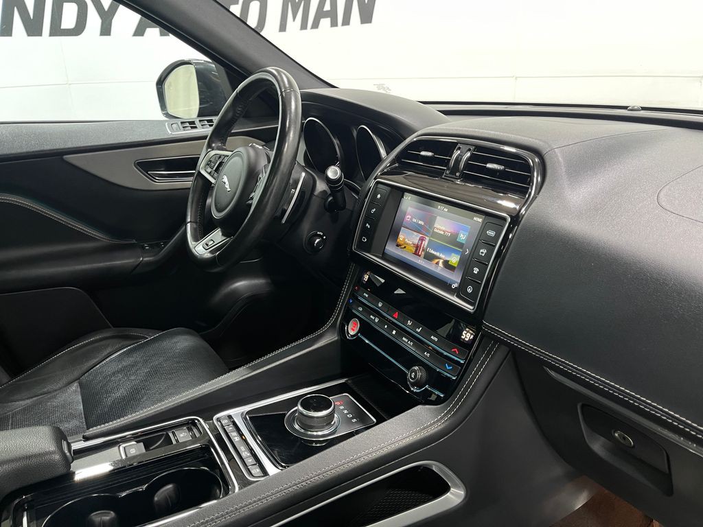 2018 Jaguar F-PACE Image 15