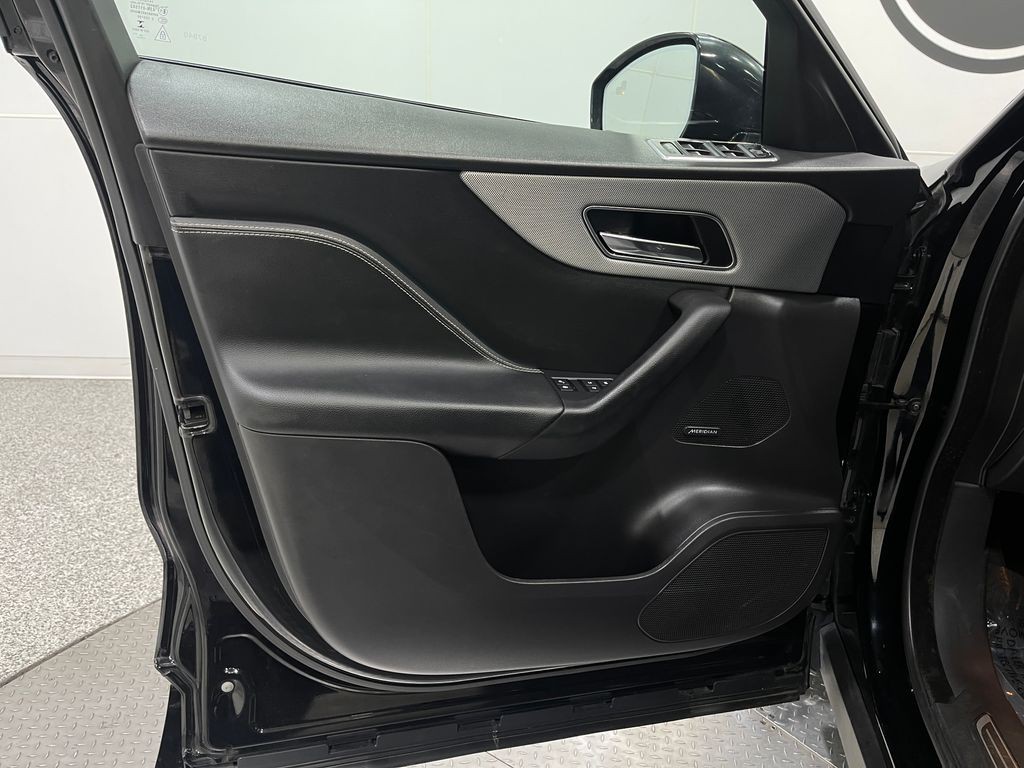 2018 Jaguar F-PACE Image 21