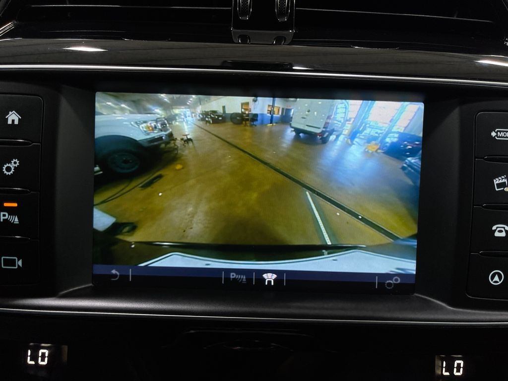 2018 Jaguar F-PACE Image 11