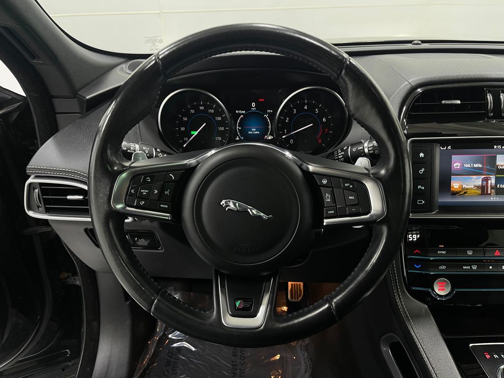 2018 Jaguar F-PACE Image 17