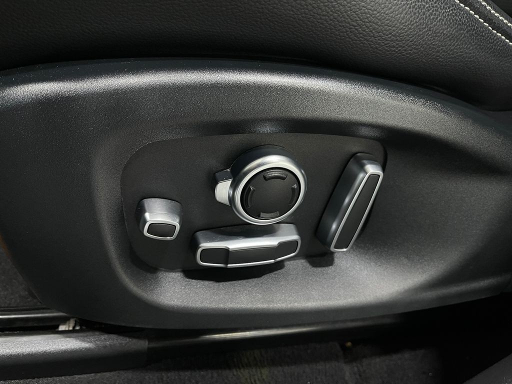 2018 Jaguar F-PACE Image 23