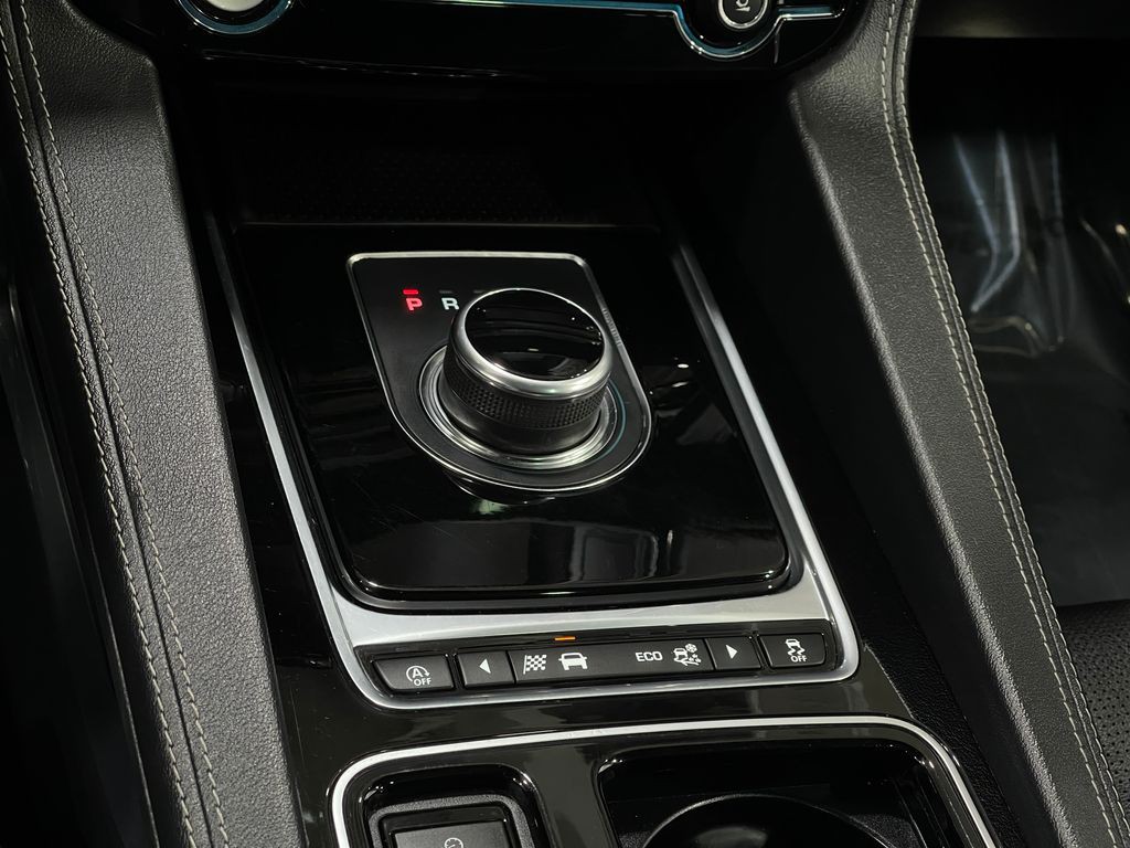 2018 Jaguar F-PACE Image 30