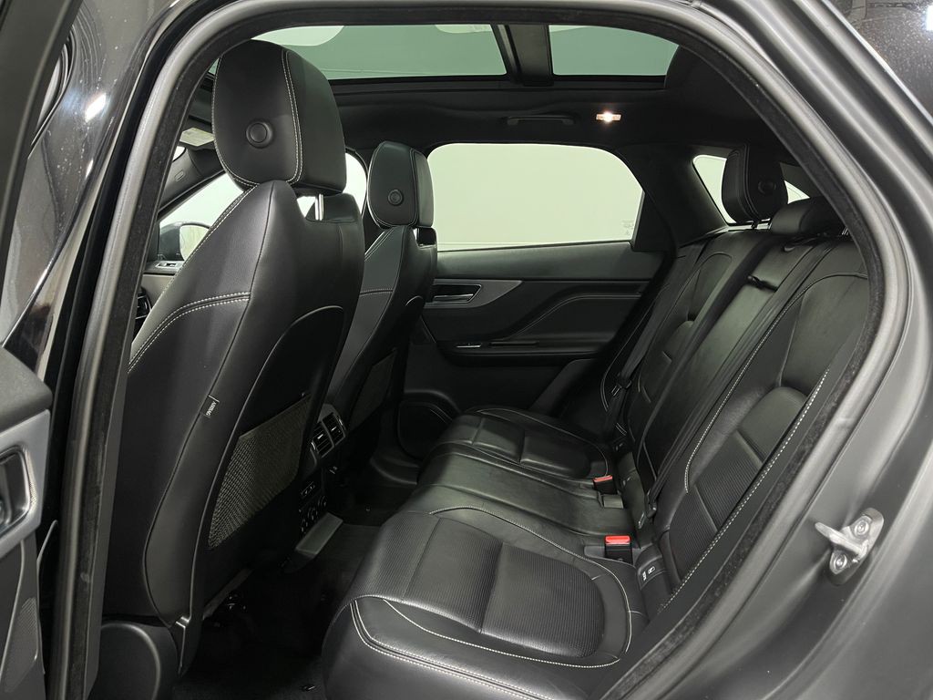 2018 Jaguar F-PACE Image 31