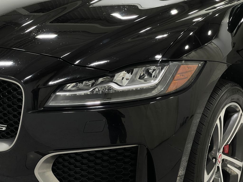 2018 Jaguar F-PACE Image 34