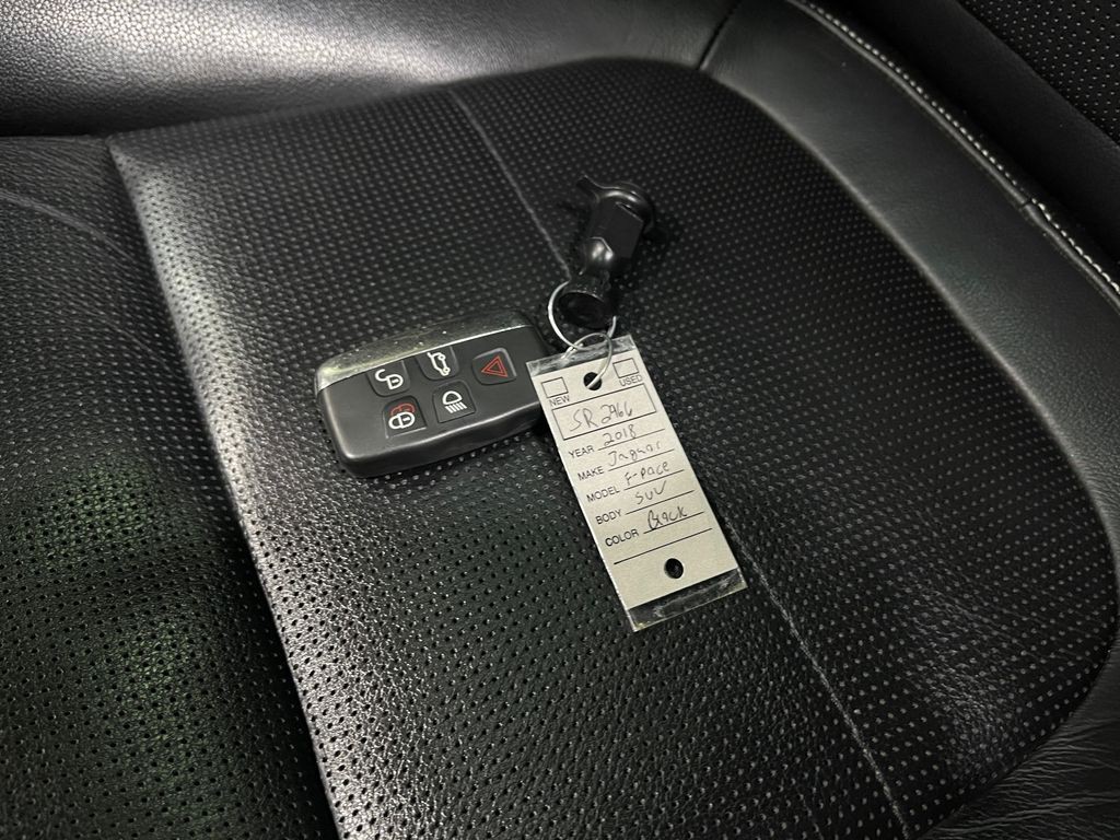 2018 Jaguar F-PACE Image 38