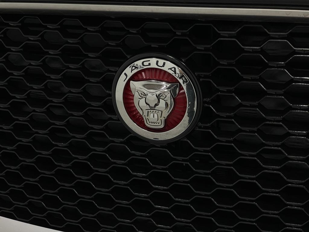 2018 Jaguar F-PACE Image 39