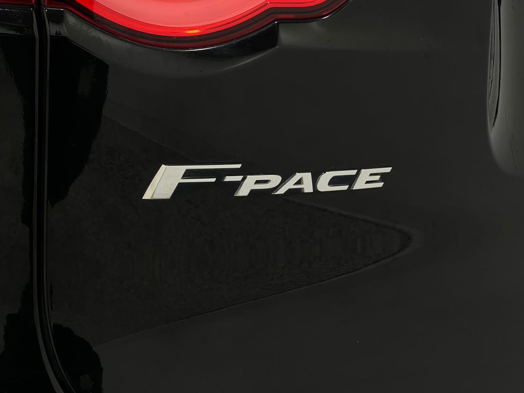 2018 Jaguar F-PACE Image 40