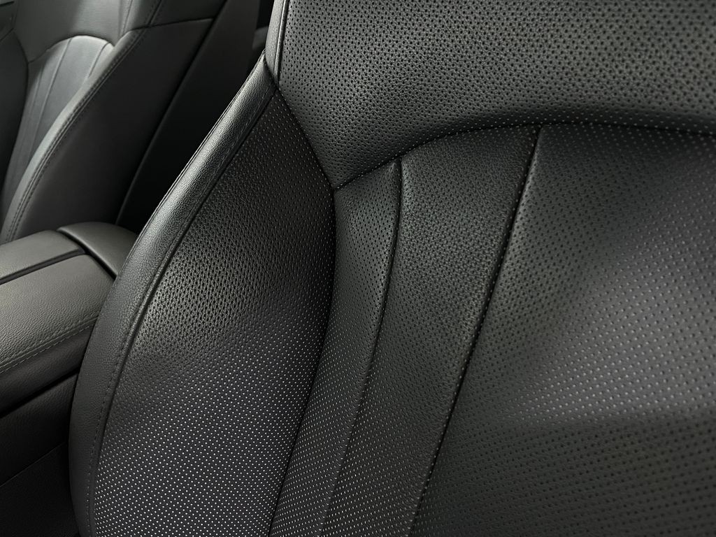 2019 Genesis G80 Image 17