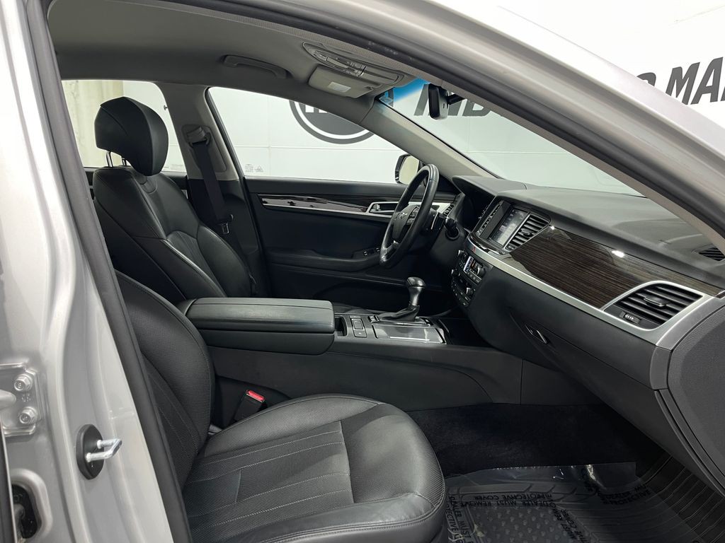2019 Genesis G80 Image 31