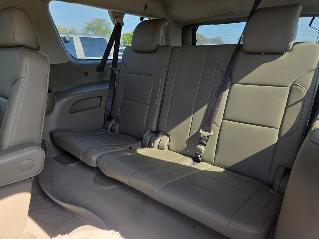 2019 Chevrolet Suburban Image 12