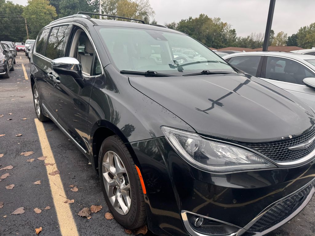 2017 Chrysler Pacifica Image 1