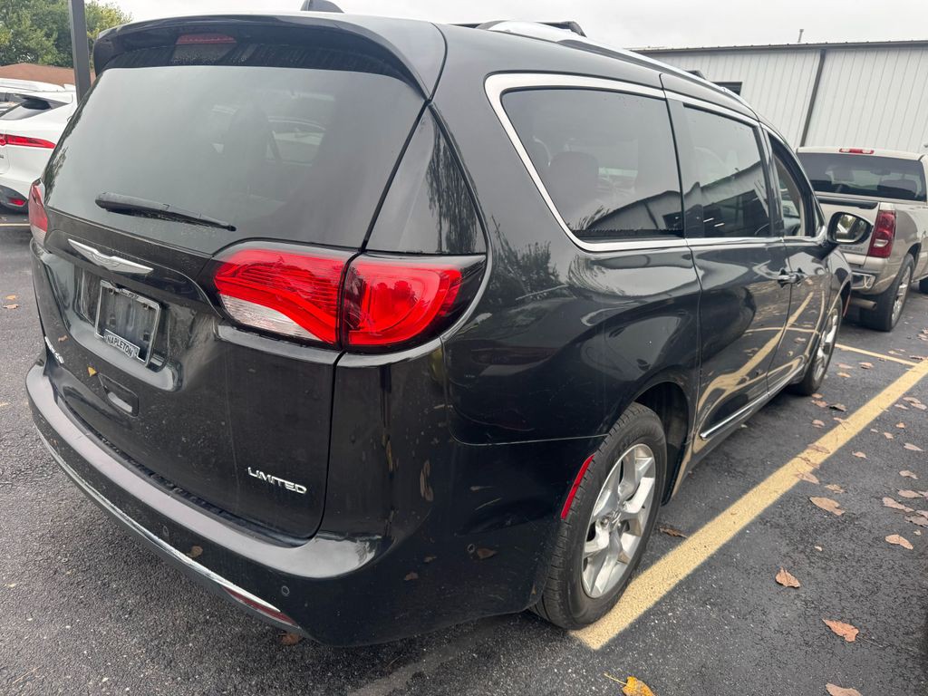 2017 Chrysler Pacifica Image 3