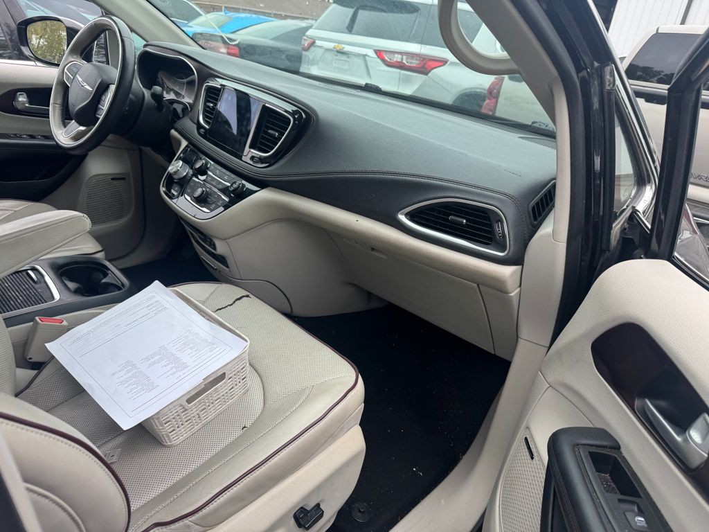 2017 Chrysler Pacifica Image 6