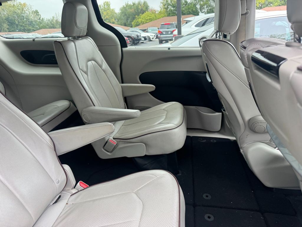 2017 Chrysler Pacifica Image 7