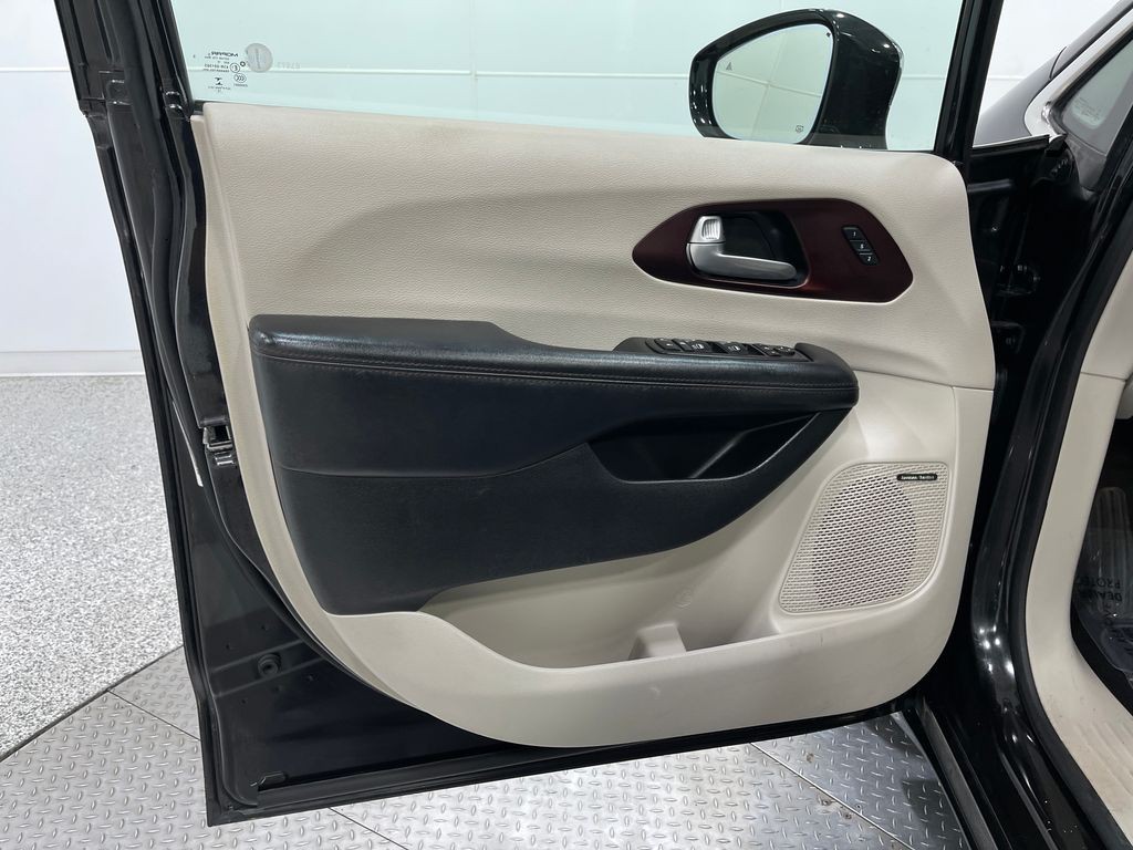 2017 Chrysler Pacifica Image 15