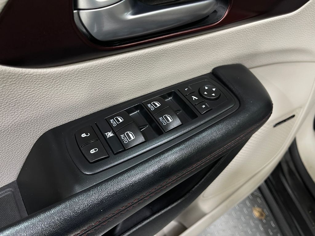 2017 Chrysler Pacifica Image 16