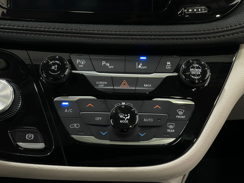 2017 Chrysler Pacifica Image 24