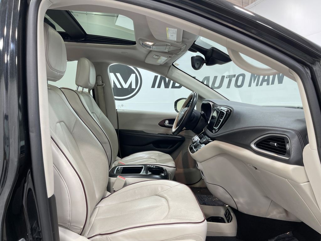 2017 Chrysler Pacifica Image 30