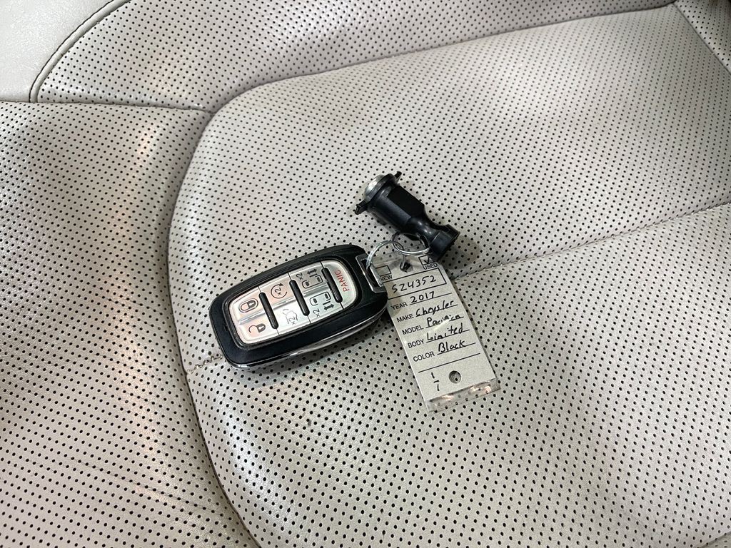 2017 Chrysler Pacifica Image 33