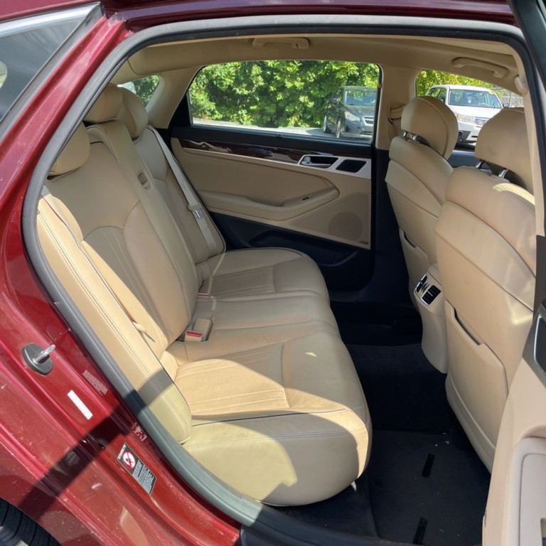 2016 Hyundai Genesis Image 17