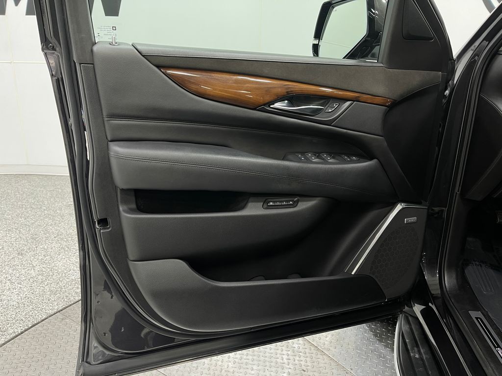 2016 Cadillac Escalade Image 17