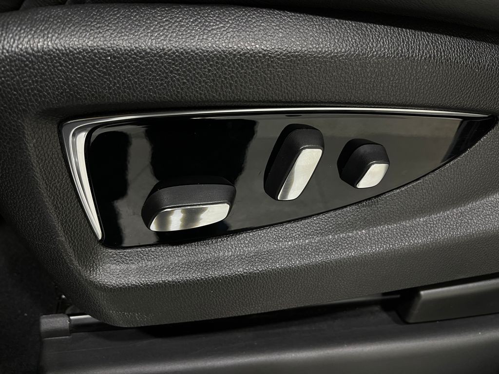 2016 Cadillac Escalade Image 19