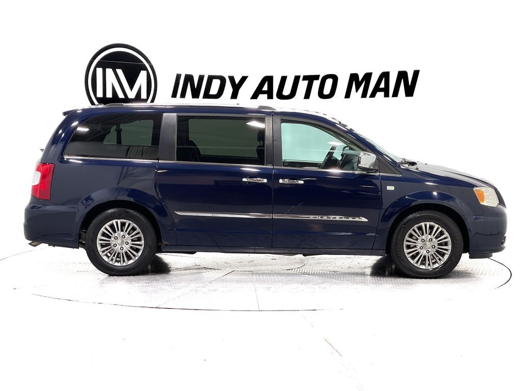 2014 Chrysler Town & Country Image 3